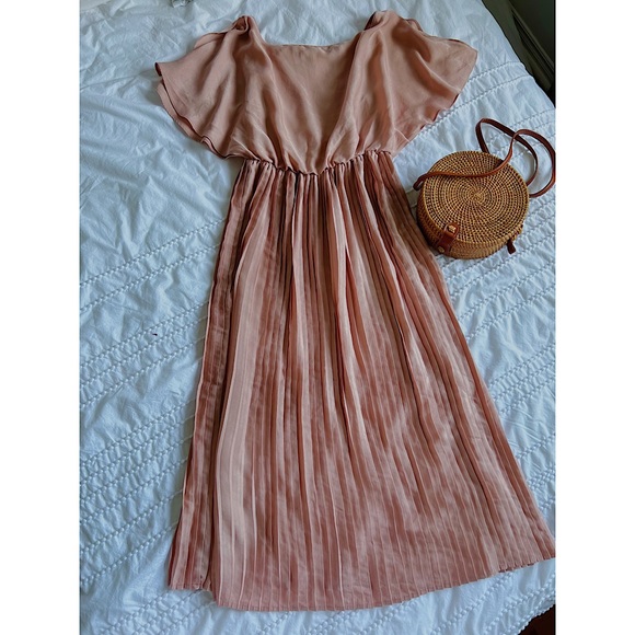 H&M Dresses & Skirts - H&M blush pink pleated dress